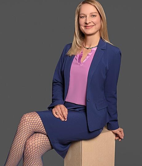 Dr. Corinne Klapper. Die Fachanwältin für Arbeitsrecht ist Partnerin bei Advant Beiten. Sie steht auf der Liste der besten Anwälte Deutschlands 2024 des "Handelsblatts" in Kooperation mit dem US-Verlag Best Lawyers.