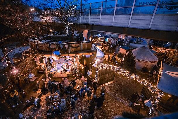 Rund um das Café Gans Woanders ist ein Weihnachtsmarkt.