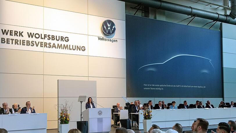 Bei der VW-Betriebsversammlung sind die Umrisse des kommenden Golf 9 erstmals auf der Leinwand zu sehen. Bei der VW-Betriebsversammlung sind die Umrisse des kommenden Golf 9 erstmals auf der Leinwand zu sehen.
