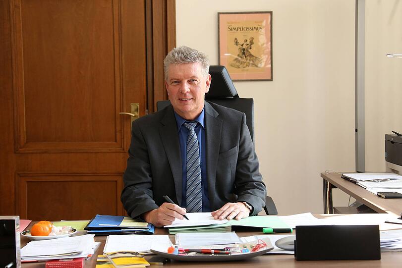 In Amt und W&uuml;rden: der junge OB Dieter Reiter 2015 im Amtszimmer.