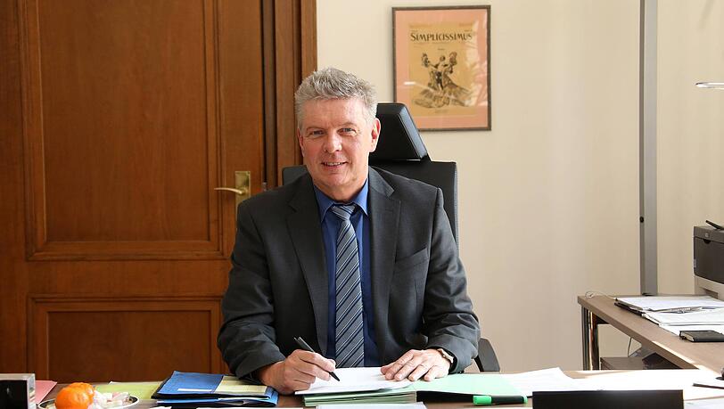 In Amt und W&uuml;rden: der junge OB Dieter Reiter 2015 im Amtszimmer.