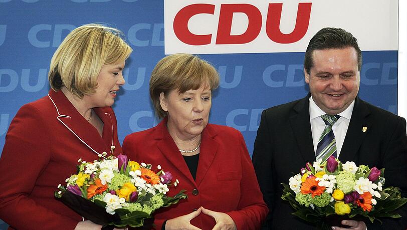 Lange Gesichter: Kanzlerin Angela Merkel (Mitte) und ihre glücklosen Spitzenkandidaten Stefan Mappus und Julia Klöckner. Lange Gesichter: Kanzlerin Angela Merkel (Mitte) und ihre glücklosen Spitzenkandidaten Stefan Mappus und Julia Klöckner.