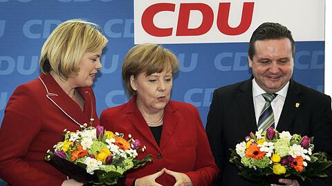 Lange Gesichter: Kanzlerin Angela Merkel (Mitte) und ihre glücklosen Spitzenkandidaten Stefan Mappus und Julia Klöckner.