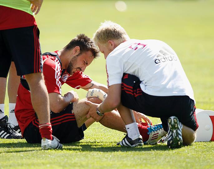 Schrecksekunde: Diego Contento verletzt sich am Knie.