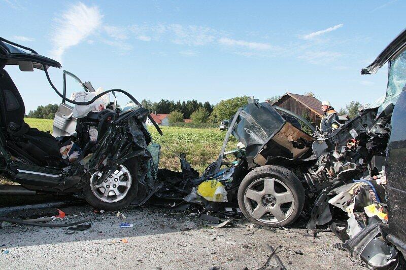 Drei Menschen tot, darunter ein 13-jähriger Junge, ein Kleinkind schwer verletzt: Zwei Autos waren bei einem Überholmanöver am Montagnachmittag frontal miteinander zusammengestoßen, wie die Polizei mitteilte. Die B20 war zunächst komplett gesperrt. Die Bilder vom schrecklichen Unfall.