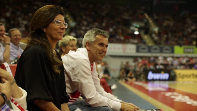 Irre Aktion beim Bayern-Basketball: Im Fanblock tauchen plötzlich große Uli-Hoeneß-Köpfe auf. Die Bilder von der Aktion.