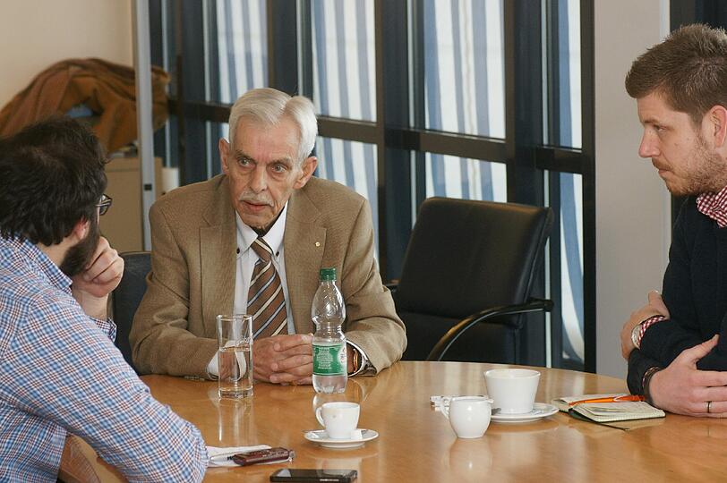 Dieter Schneider mit den AZ-Reportern Filippo Cataldo (links) und Dominik Hechler (rechts).
