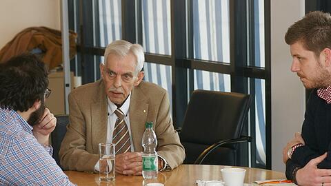 Dieter Schneider mit den AZ-Reportern Filippo Cataldo (links) und Dominik Hechler (rechts).