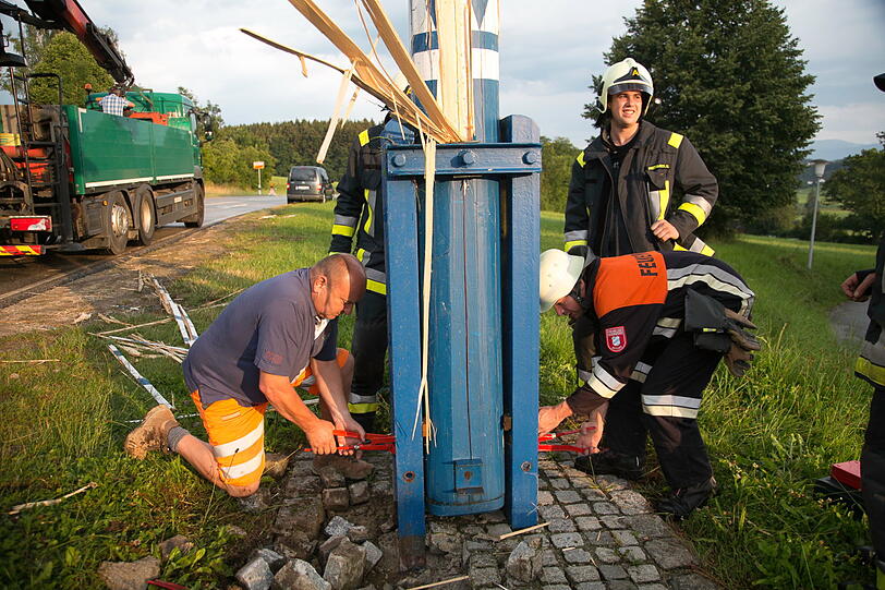Der Blitz hat den Maibaum völlig zerstört. Die Bilder vom Feuerwehreinsatz in Otting.