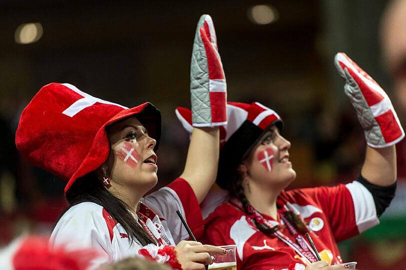 Schrille Outfits, skurrile Masken, schräge Typen, ausgelassene Stimmung: Bei der Handball-Europameisterschaft geben die Fans für ihre Teams tatsächlich alles. Die Bilder aus Polen...