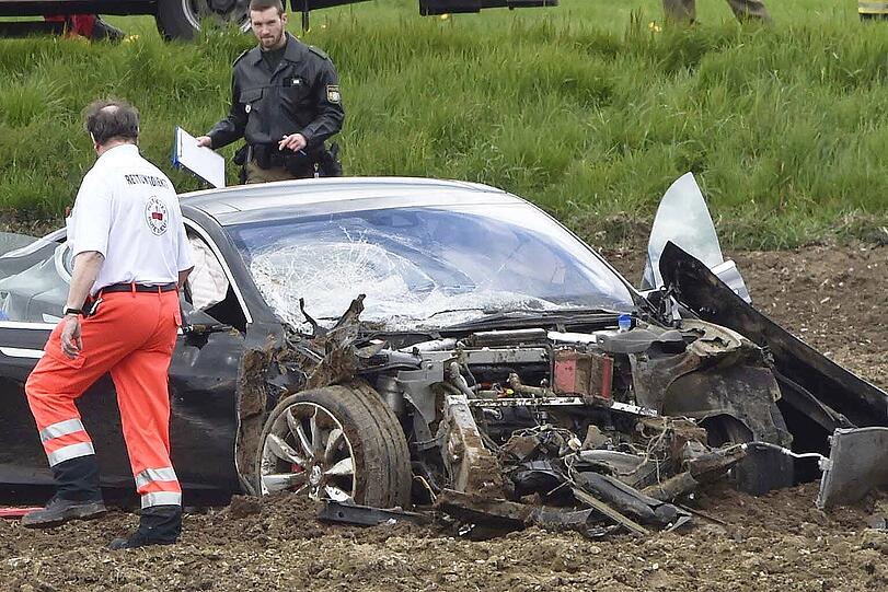 Der 100.000 Euro teure Tesla überschlug sich und blieb auf einem Acker liegen.