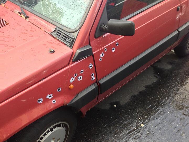 Optische Täuschung: Das zerschossene Auto.