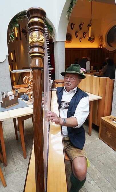 Spontan vorbeischauen lohnt sich im Donisl immer. Mit etwas Glück spielt passend zur Münchner Küche ein Musiker auf. Spontan vorbeischauen lohnt sich im Donisl immer. Mit etwas Glück spielt passend zur Münchner Küche ein Musiker auf.