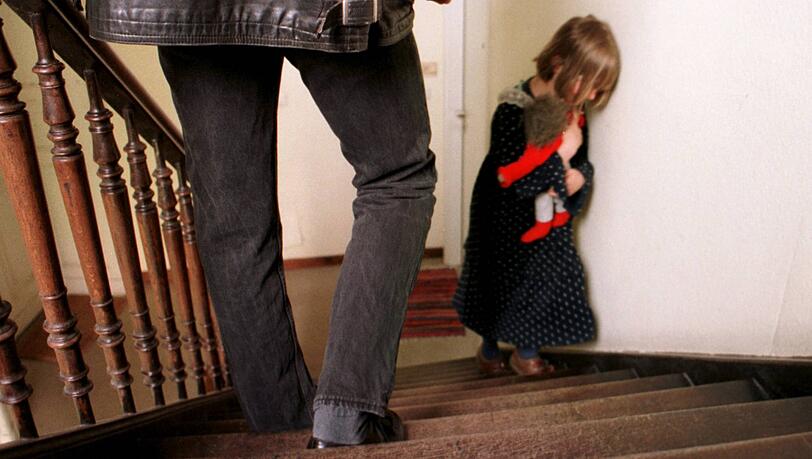 München hat sich nach Angaben der Stadt als erste große Kommune entschieden, die Missstände und Gewalterfahrungen ehemaliger Heim-, Pflege- und Adoptivkinder auf kommunaler Ebene umfassend aufzuarbeiten. (Symbolbild)
