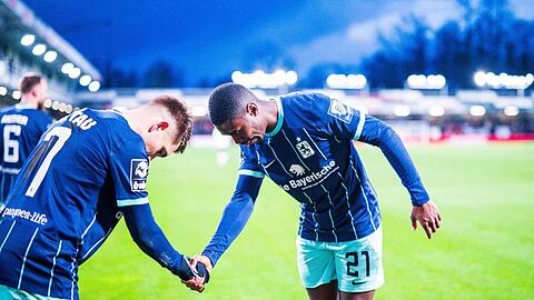 Geht doch und geht weiter: Julian Guttau (l.) und die Defensive um den in der zweiten Hälfte eingewechselten Leroy Kwadwo (r.) sorgen für den 1:0-Sieg in Verl.