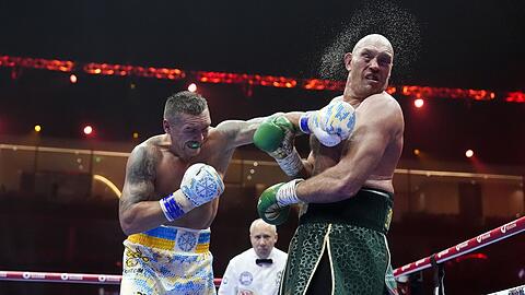 Der Ukrainer Oleksandr Usyk (l) hatte Tyson Fury am Ende der neunten Runde am Rande des Kockouts.