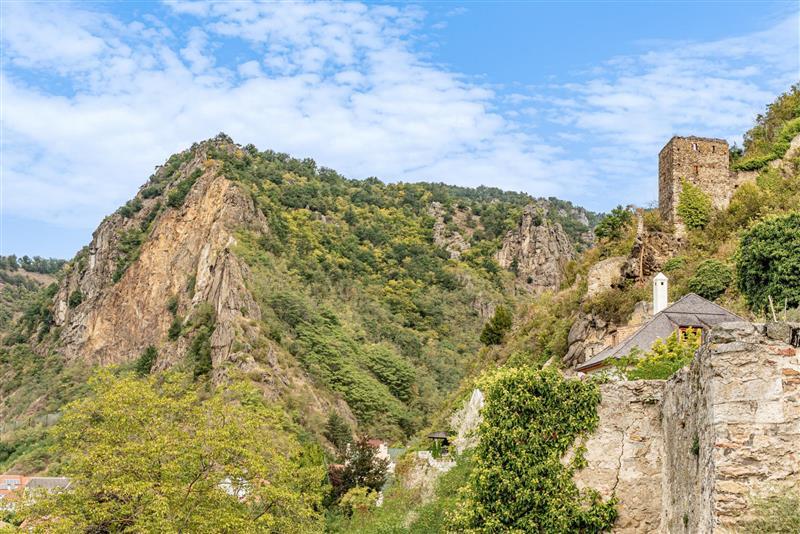 Über dem Ort thront die sagenumwobene Burgruine Dürnstein.