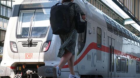 Im Fernverkehr mit der Bahn wachsen die Fahrgastzahlen. (Archivbild)