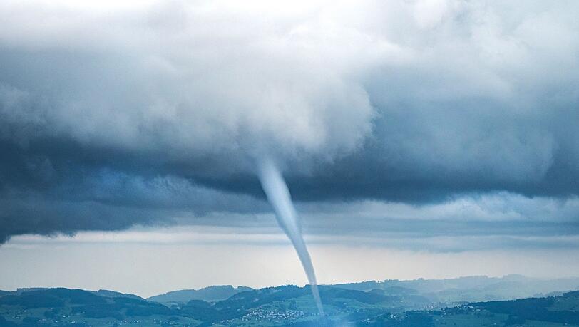 Über dem Bodensee werden immer wieder einmal Tornados registriert wie hier 2021 bei Friedrichshafen. In diesem Jahr fegte einer auch über den bayerischen Teil des Sees. (Archivbild) Über dem Bodensee werden immer wieder einmal Tornados registriert wie hier 2021 bei Friedrichshafen. In diesem Jahr fegte einer auch über den bayerischen Teil des Sees. (Archivbild)