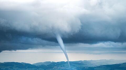 Über dem Bodensee werden immer wieder einmal Tornados registriert wie hier 2021 bei Friedrichshafen. In diesem Jahr fegte einer auch über den bayerischen Teil des Sees. (Archivbild)