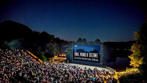 Das Kino, Mond & Sterne im Westpark ist das &auml;lteste Freilichtkino der Stadt. Heuer staretet es am 4. Juni zum 32. Mal in die Saison. Bis zum 12. September k&ouml;nnen die M&uuml;nchner hier unter freiem Himmel k&uuml;hle Getr&auml;nke genie&szlig;en, Filme sehen und sich auf den steienernen Treppen oder auf Picknick-Decken zusammenkuscheln.