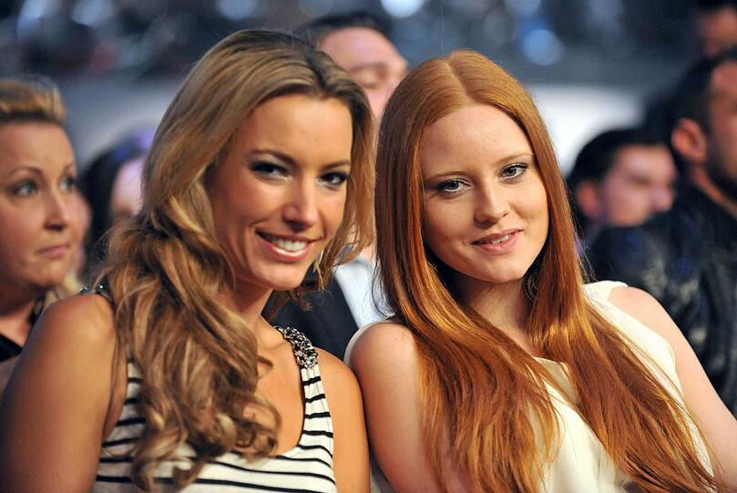 Moderatorin Kim Heinzelmann (l) und Model Barbara sind völlig fasziniert von "Frau Doktor" Theiss.