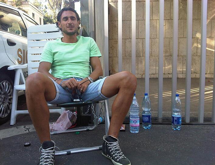 In Italien wächst die Sorge um den Gesundheitszustand des italienischen Fußballspielers Emanuele Pesoli. Der Spieler befindet sich seit Samstag im Hungerstreik.