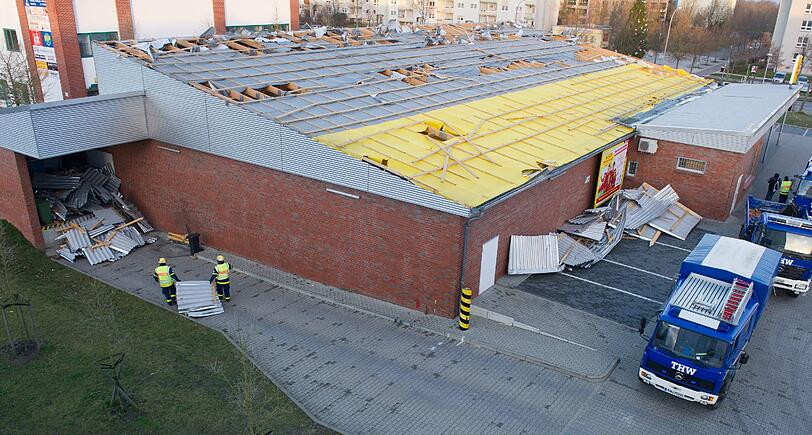 Das beschädigte Dach eines Supermarktes in Stralsund