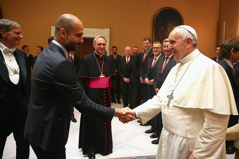 Handschlag von seiner Heiligkeit: Pep Guardiola bei Papst Franziskus.
