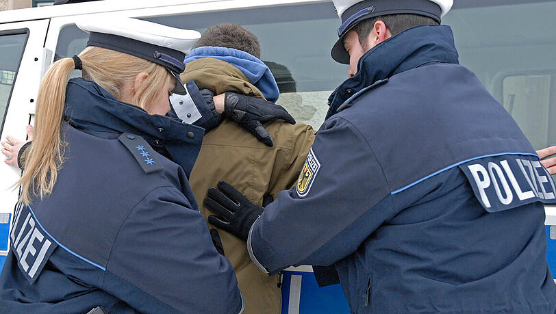 Nachdem ein Betrunkener Bundespolizisten beleidigte, reagierte ein Beamter souverän und antwortete dem Mann ebenfalls auf russisch. Nachdem ein Betrunkener Bundespolizisten beleidigte, reagierte ein Beamter souverän und antwortete dem Mann ebenfalls auf russisch.