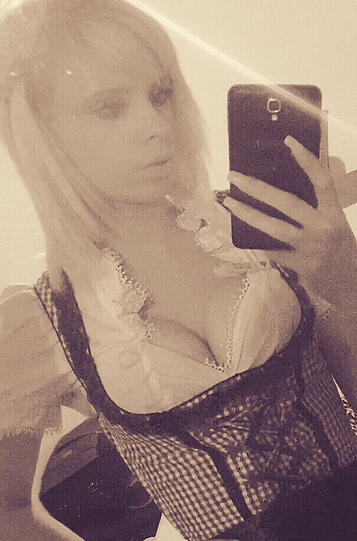 Ana ist 24 Jahre alt, 1,67m groß und wohnt in München.