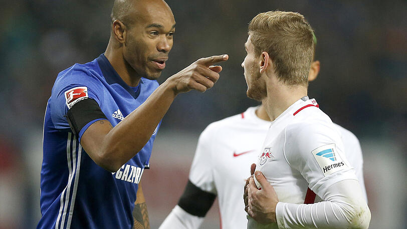 Polarisierend: der Elfmeter von Timo Werner (re.) gegen den FC Schalke 2016. Hier nimmt sich Naldo den Leipziger vor.