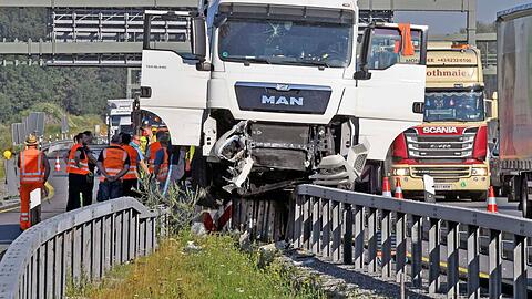 Am Dienstagmorgen ist ein Lkw-Fahrer bei der Ausfahrt Aschheim gegen eine Leitplanke gefahren - er verstarb später im Krankenhaus.