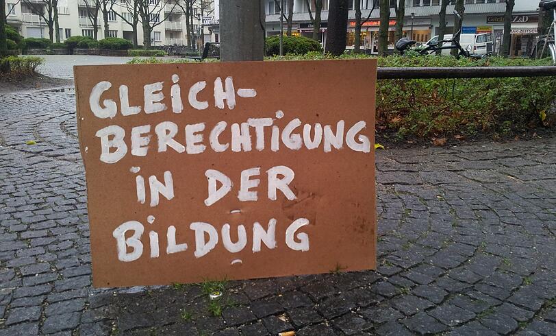 Am Hohenzollernplatz ist ein Schild dem Regen zum Opfer gefallen, es lehnt am Boden gegen einen Laternenmasten.
