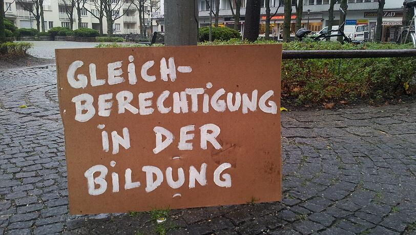 Am Hohenzollernplatz ist ein Schild dem Regen zum Opfer gefallen, es lehnt am Boden gegen einen Laternenmasten. Am Hohenzollernplatz ist ein Schild dem Regen zum Opfer gefallen, es lehnt am Boden gegen einen Laternenmasten.