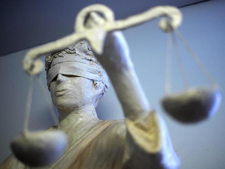 Eine Statue der Justitia hält die Waage. Foto: picture alliance/dpa/Symbolbild