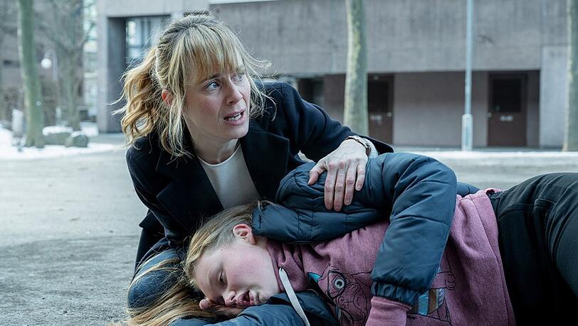 "Tatort: Risiken mit Nebenwirkungen": Kommissarin Isabelle Grandjean (Anna Pieri Zürcher) kümmert sich um Klara Canetti (Anouk Petri), die zusammengebrochen ist.