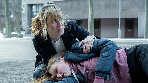 "Tatort: Risiken mit Nebenwirkungen": Kommissarin Isabelle Grandjean (Anna Pieri Zürcher) kümmert sich um Klara Canetti (Anouk Petri), die zusammengebrochen ist.