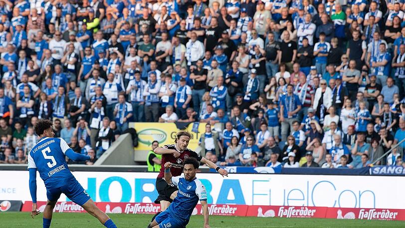 Nürnbergs Felix Lohkemper (M) schießt sein Tor zum 2:2.