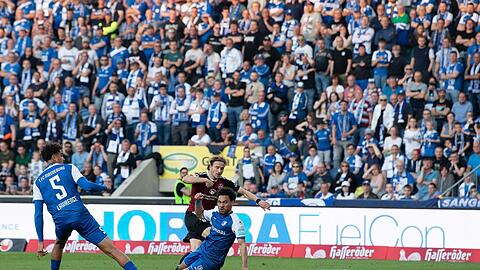 Nürnbergs Felix Lohkemper (M) schießt sein Tor zum 2:2.