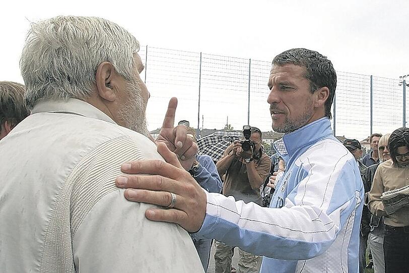 &bdquo;Sie kosten 1860 sehr viel Geld&ldquo;: 1860-Fan Günther Haimerl (links) ist unzufrieden mit Löwen-Trainer Marco Kurz &ndash; und lässt es ihn auch wissen.Foto: Philippe Ruiz