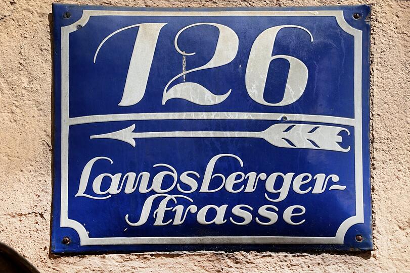 Entdeckt: ein wunderbar altes Emaille-Straßennummerschild.