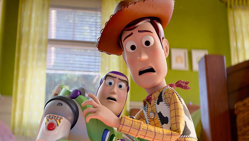 Buzz Lightyear (links) und Cowboy Woody sehen sich in "Toy Story 5" einer furchteinfl&ouml;&szlig;enden Bedrohung ausgesetzt: moderne Technik im Kinderzimmer.