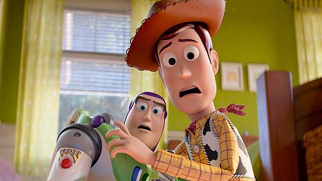 Buzz Lightyear (links) und Cowboy Woody sehen sich in "Toy Story 5" einer furchteinfl&ouml;&szlig;enden Bedrohung ausgesetzt: moderne Technik im Kinderzimmer.