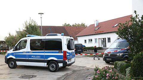 Nach der Tat sperrte die Polizei das Wohnhaus des mutma&szlig;lichen T&auml;ters f&uuml;r die Ermittlungen ab. (Archivbild)