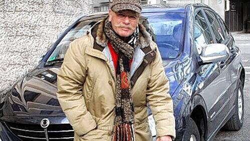 Schöne Bescherung: Karl-Heinz Schwaiger mit seinem zerfetzten Pneu. Schöne Bescherung: Karl-Heinz Schwaiger mit seinem zerfetzten Pneu.