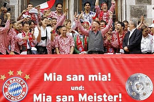 FEIERBIEST: Er hatte es angekündigt &ndash; und hielt als &bdquo;Feierbiest&ldquo; Wort. Beim Empfang auf dem Münchner Marienplatz schließen die Bayern-Fans den eigenwilligen Trainer in ihr Herz. Er trägt Tracht,
zeigt seine strammen Waden, begrüßt &bdquo;die Muttis&ldquo; am Muttertag, ruft den Vereinsnamen voller Inbrunst und schwört die Fans mit einer mitreißenden Rede auf weitere Erfolge ein.