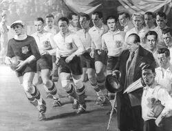 W WIE WUNDERTEAM, (1918 - 1938): Die legendäre Mannschaft dominierte mit einem genialen Kombinationsspiel über Jahre den Fußball in Kontinental-Europa, blieb 14 Spiele in Folge unbesiegt, siehe auch B. Heute ist es eher ein Wunder, wenn die Nachfolger einmal ein Spiel gegen einen Großen nicht verlieren.