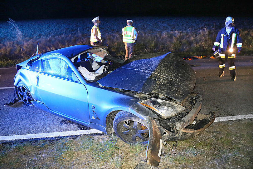 Die Fahrt eines Nissan-Fahrers endete in einer Tragödie. Der Mann wurde beim Unfall aus dem Auto geschleudert.