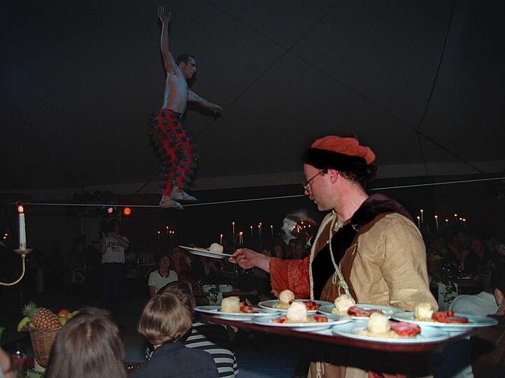 Essen und Varieté gehörte beim Tollwood schon früher zusammen: Die Show "Minne & Mahl" 1998.